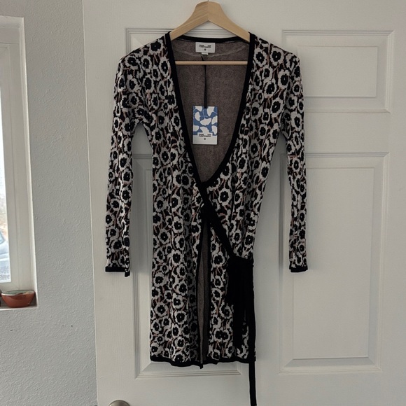 Diane Von Furstenberg Dresses & Skirts - Diane Von Furstenburg for Target Print Wrap dress XXS